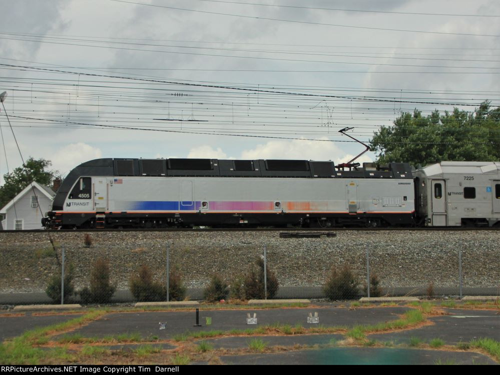 NJT 4505 heads west to yard